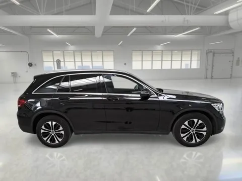 Crni Mercedes-Benz GLC, desni bok s alu felgama i krovnim šinama