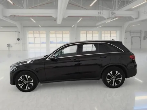 Crni Mercedes-Benz GLC, lijevi bok s petokrakim alu felgama