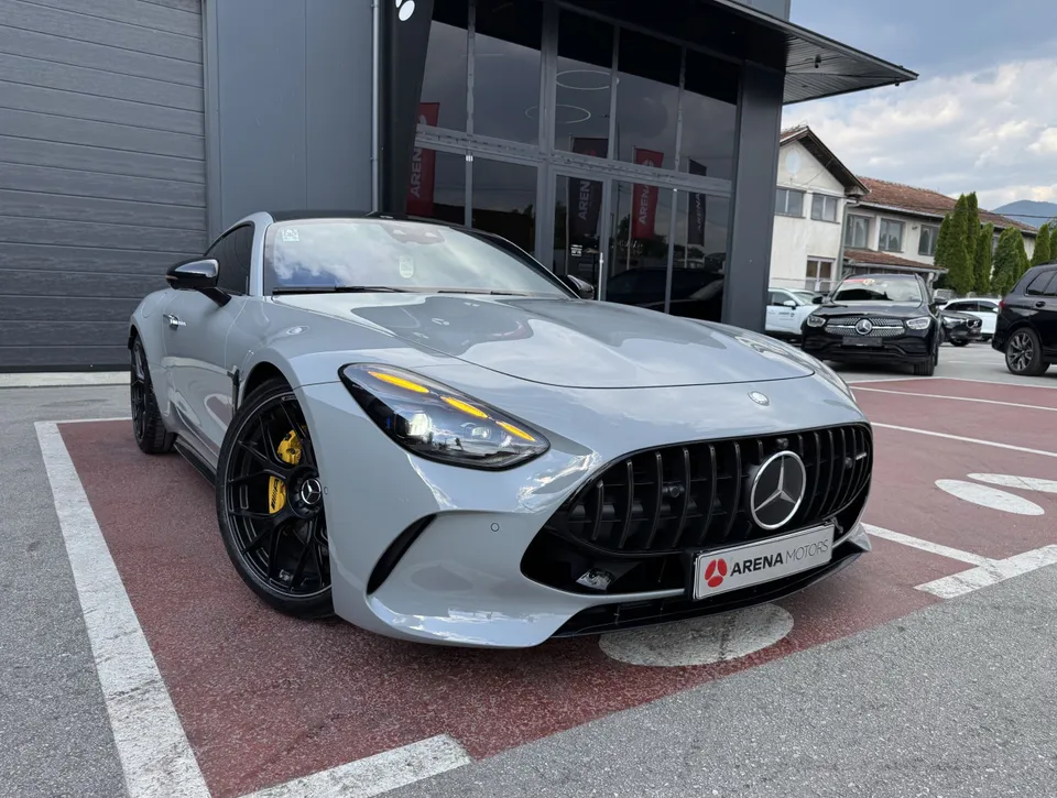 Mercedes-Benz AMG GT 63, prednji desni ugao, žute kočione čeljusti i crne felge ispred salona