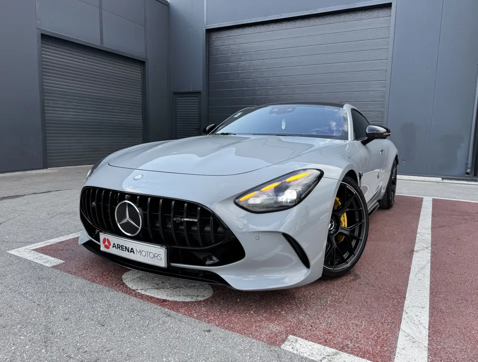 Mercedes-Benz AMG GT 63, siva, prednji dio sa Panamericana maskom i LED svjetlima, pogled sa strane