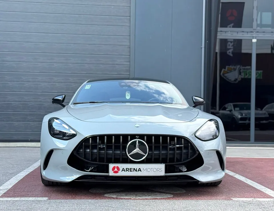 Mercedes-Benz AMG GT 63 snimljen sprijeda, siva karoserija, crna maska i zvijezda