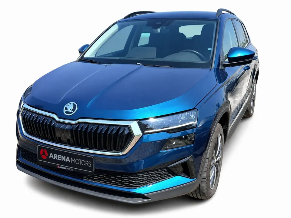 Škoda Karoq u plavoj boji, prednji lijevi ugao s maskom i LED farovima