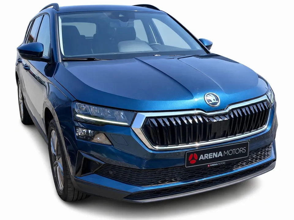 Škoda Karoq, prednji desni ugao, plava karoserija i hromirana maska