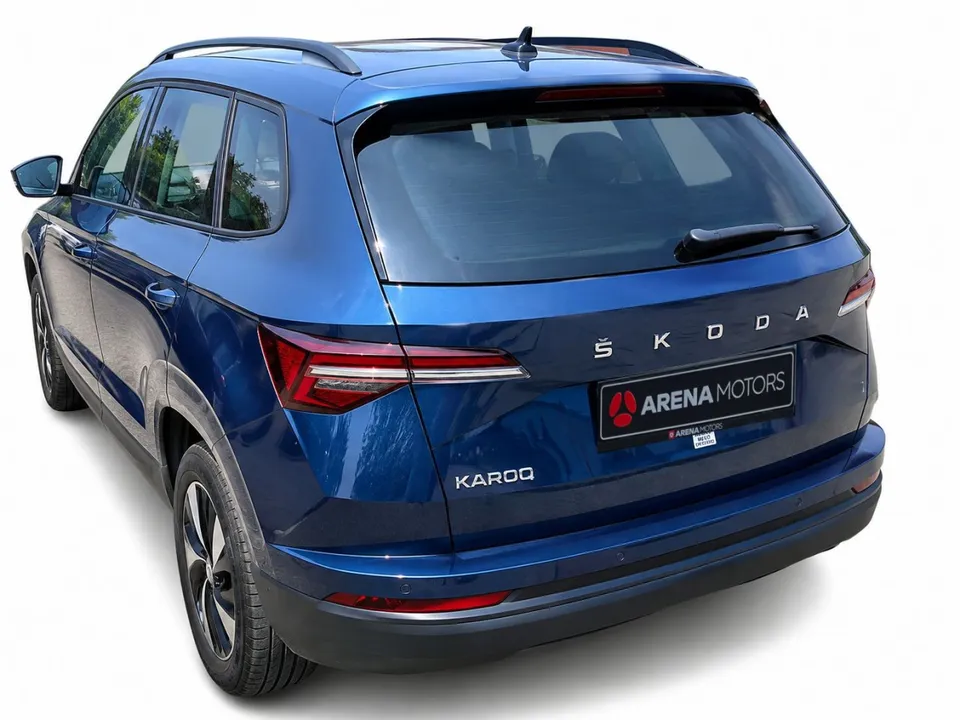 Škoda Karoq, pogled otpozadi, stražnje svjetlo, natpis Karoq i parking senzori