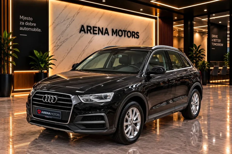 Crni Audi Q3, prednji lijevi ugao, u izložbenom prostoru salona