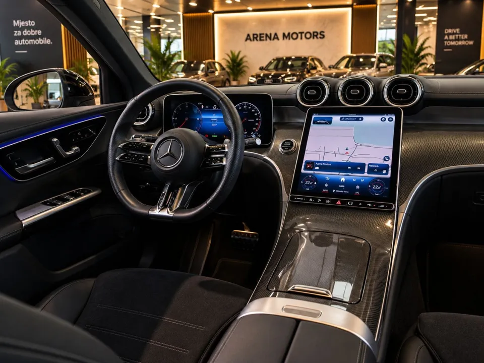 Mercedes-Benz GLC 300 de, instrument tabla, volan i veliki središnji ekran