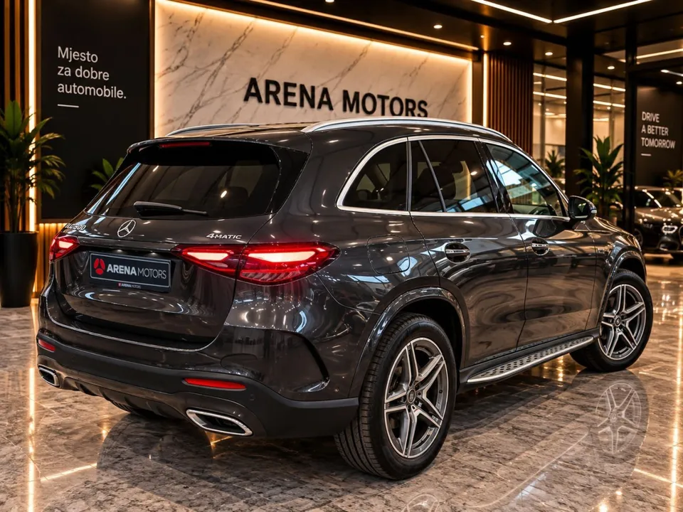 Mercedes-Benz GLC 300 de, zadnji desni ugao, vidljive oznaka 4Matic i AMG felge