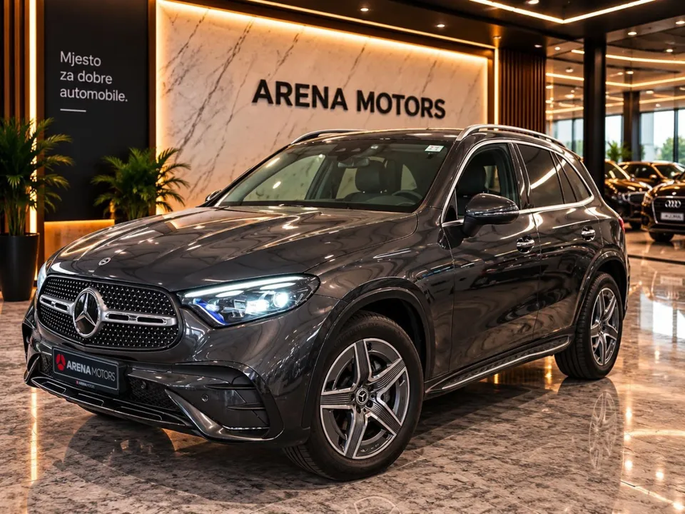 Mercedes-Benz GLC 300 de, siva boja, prednja i bočna strana u izložbenom prostoru salona