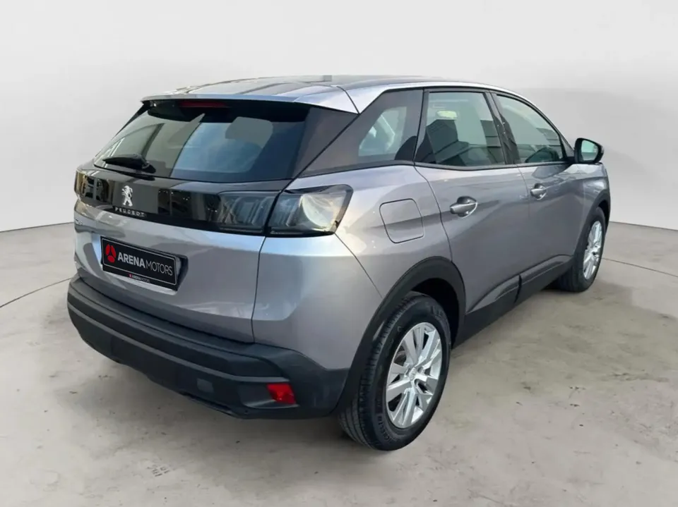 Peugeot 3008 sive boje, pogled otpozadi sa strane, zadnja svjetla i branik