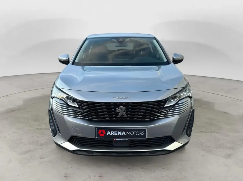 Peugeot 3008 sive boje, prednja strana s maskom i logotipom Peugeot