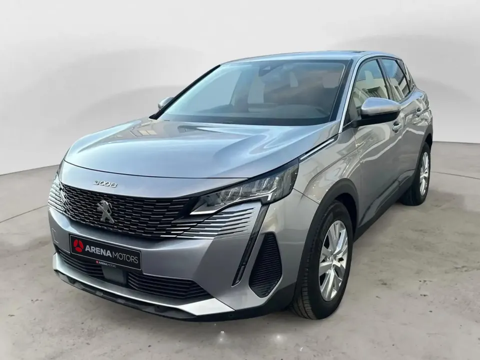 Peugeot 3008 u sivoj boji, pogled sprijeda sa strane, vidljivi LED farovi i alu felge
