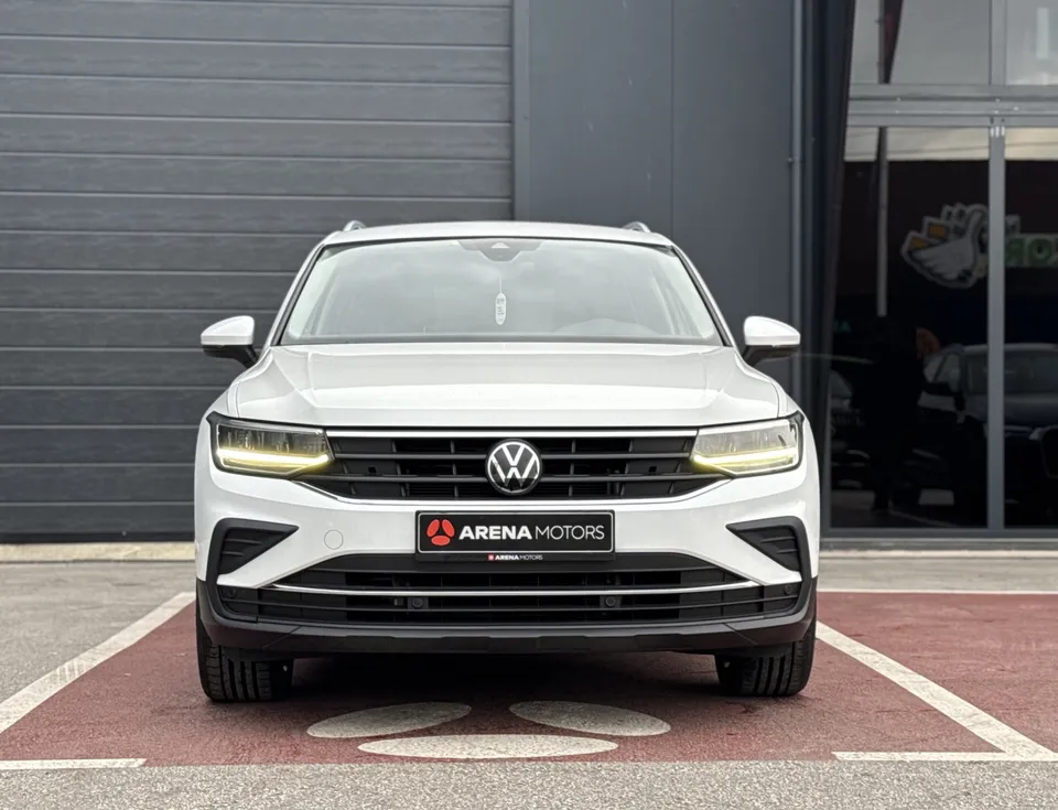 Volkswagen Tiguan u bijeloj boji, direktan pogled sprijeda na masku i svjetla