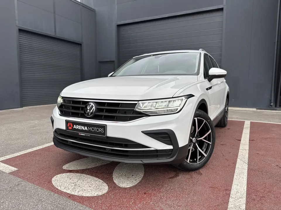Volkswagen Tiguan bijele boje, prednji dio s maskom i LED farovima iz blizine