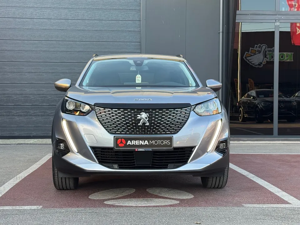Peugeot 2008 frontalni pogled, siva boja, maska s amblemom lava