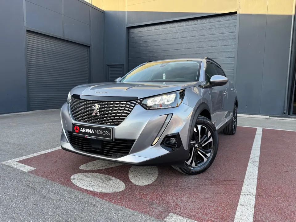 Peugeot 2008 sprijeda pod uglom, vidljivi LED farovi i prednja maska