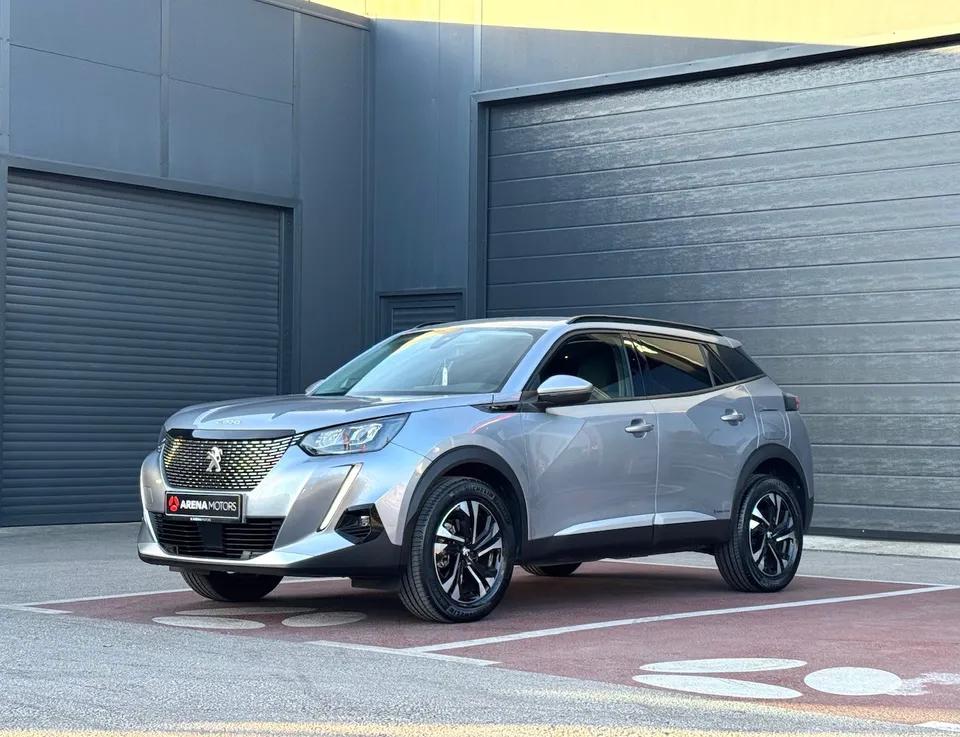Peugeot 2008 u sivoj boji, prednji lijevi bočni pogled ispred sive hale