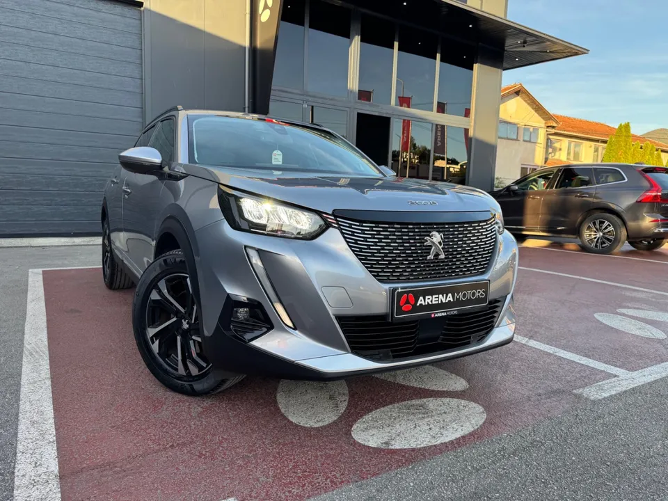 Peugeot 2008 prednji desni ugao, vidljive crne aluminijske felge