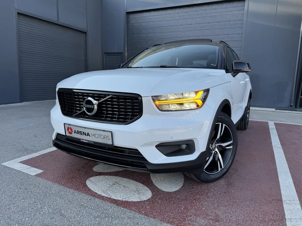 Bijeli Volvo XC 40, prednji dio iz blizine s uključenim LED svjetlima i crnom maskom
