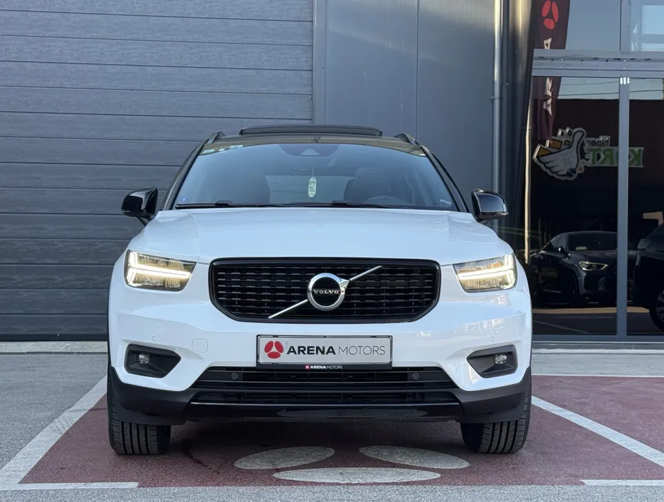 Bijeli Volvo XC 40, pogled direktno sprijeda: maska, LED svjetla i panoramski krov