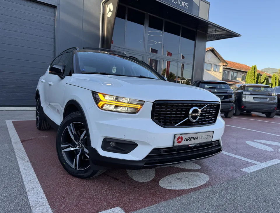 Bijeli Volvo XC 40, prednji desni ugao ispred salona, vidljive alu felge