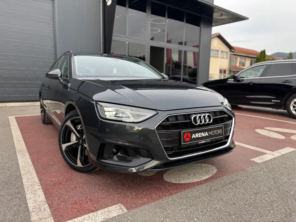 Audi A4 Avant, prednji desni ugao, siva karoserija i crne alu felge ispred salona
