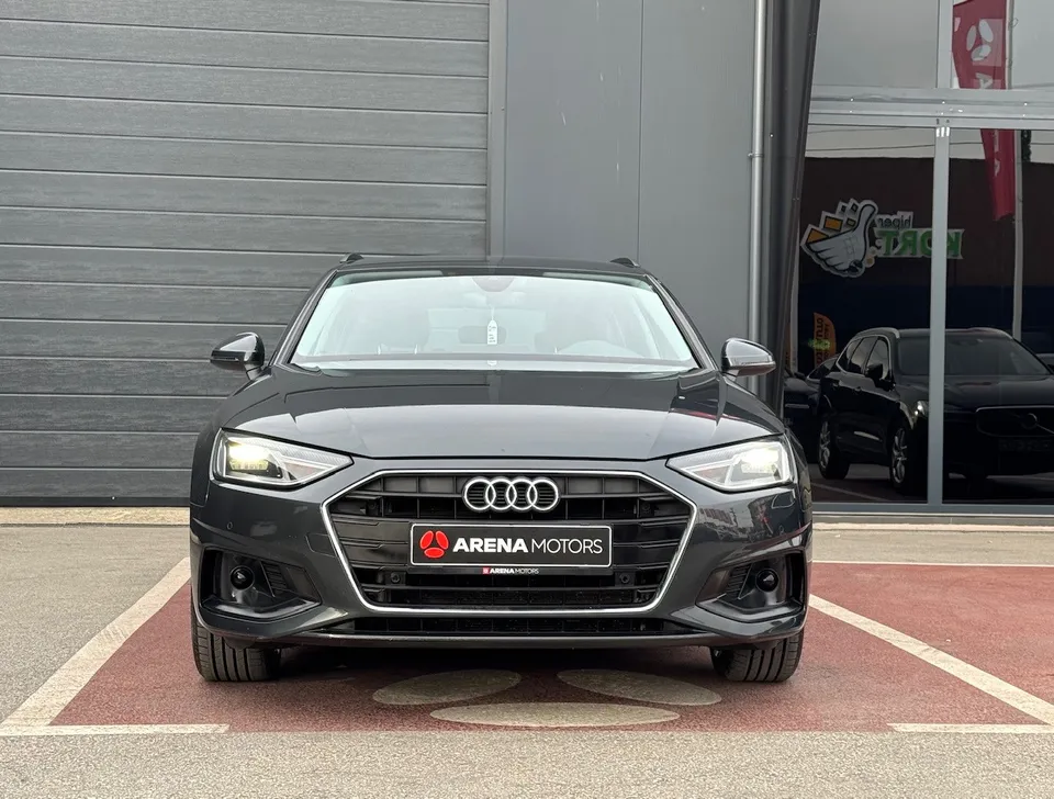 Audi A4 Avant, pogled direktno sprijeda: maska s four-ring znakom, farovi i prednji branik