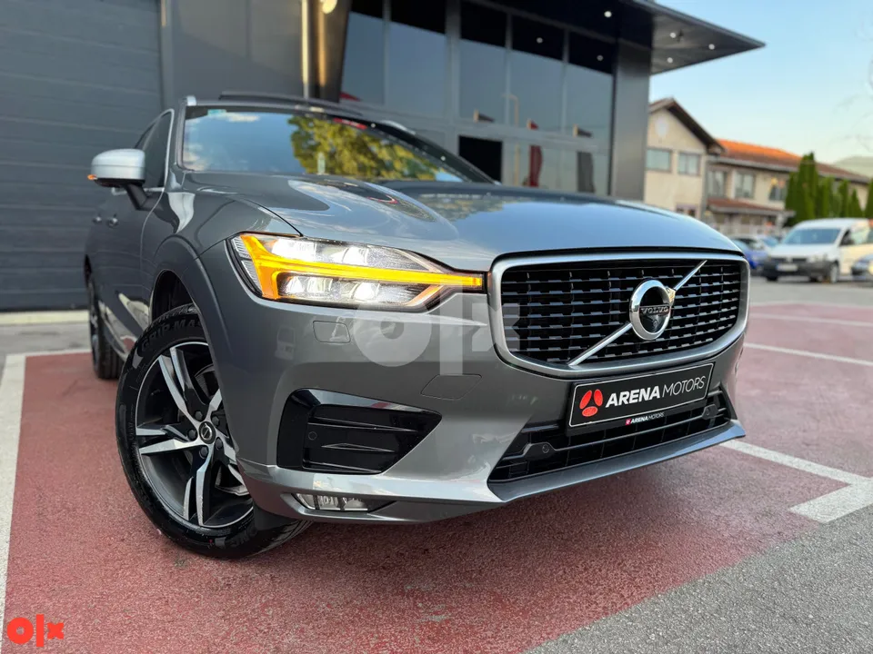Volvo XC 60 sive boje, prednji desni ugao s LED farom i felgom ispred salona