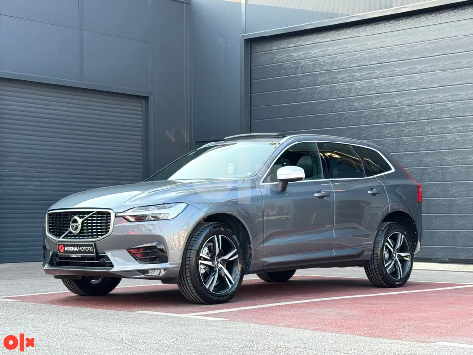 Volvo XC 60 siva boja, prednji lijevi bočni pogled, R Design alu felge, ispred tamnih garažnih vrata