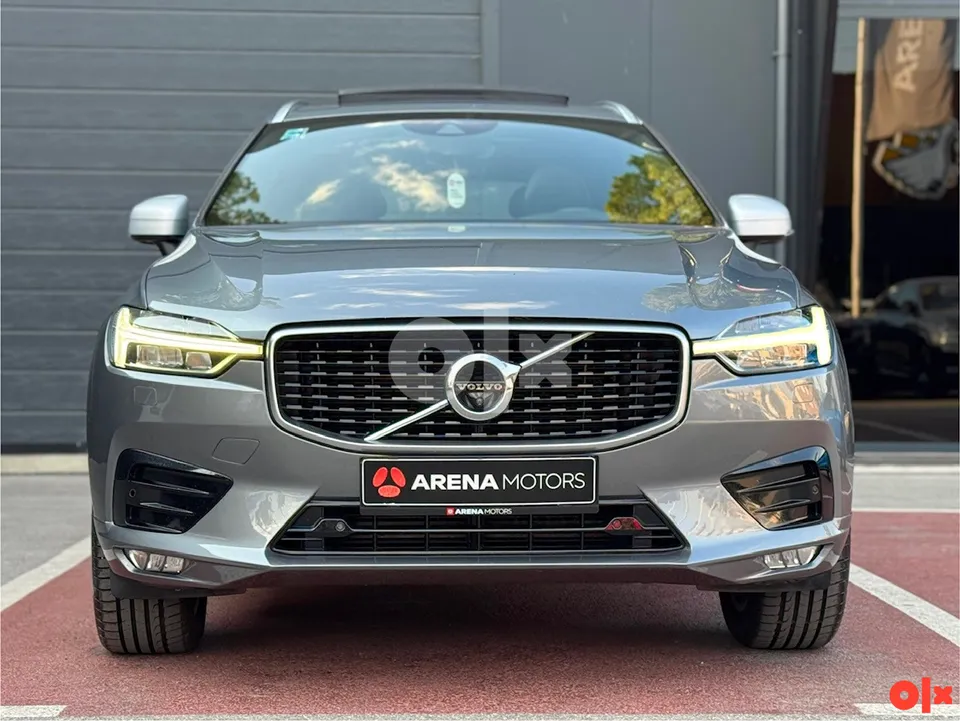 Volvo XC 60 sive boje, pogled sprijeda na masku, LED svjetla i panoramski krov