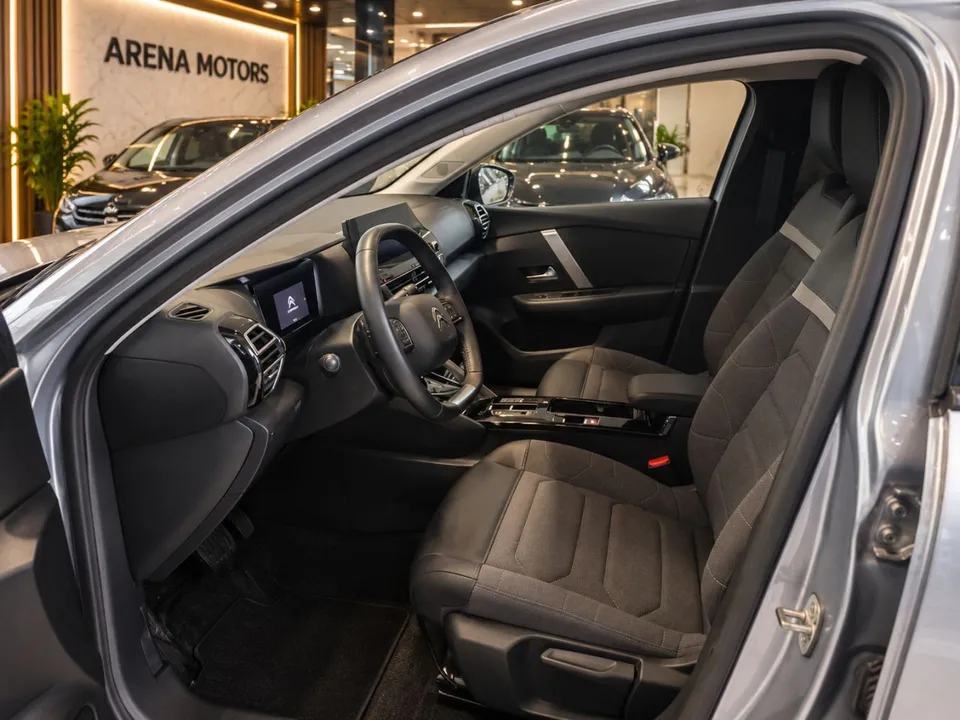 Citroen C4, prednja sjedišta u platnu i volan, pogled kroz vozačka vrata