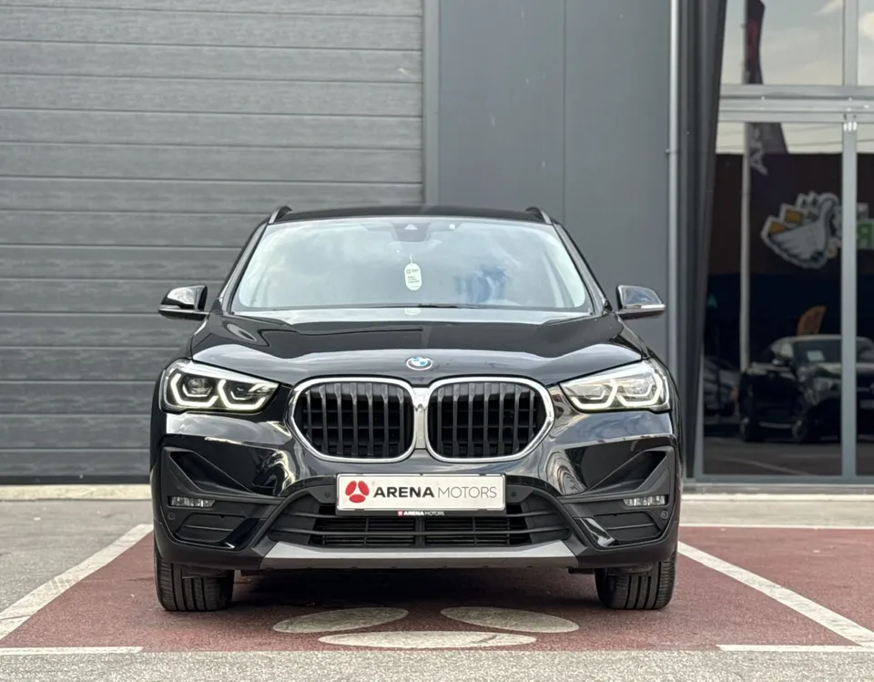 BMW X1 crne boje, pogled sprijeda na masku s dvostrukim bubrezima i LED farove