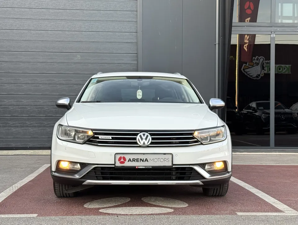 Volkswagen Passat Alltrack bijele boje, pogled sprijeda na masku i svjetla za maglu