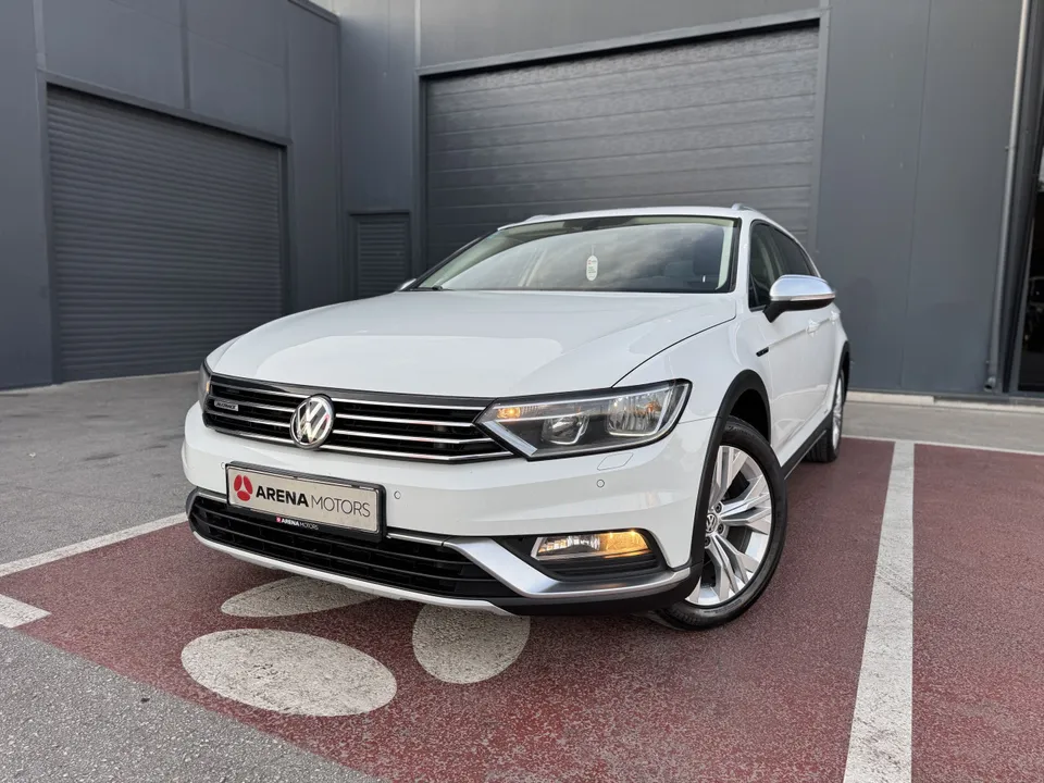 Bijeli Volkswagen Passat Alltrack s prednje lijeve strane, vidi se maska i prednja svjetla