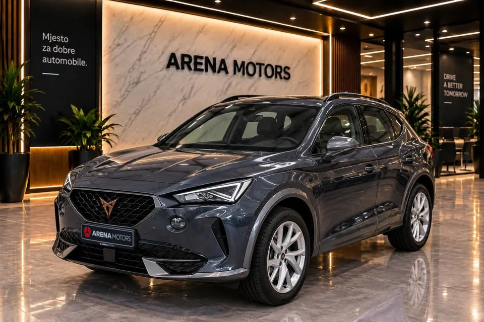 Cupra Formentor u sivoj boji, prednji lijevi ugao, u izložbenom prostoru salona
