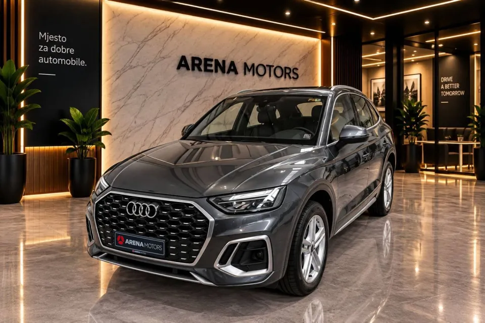 Audi Q5 Sportback u sivoj boji, prednji dio iz kosog ugla, u izložbenom prostoru salona