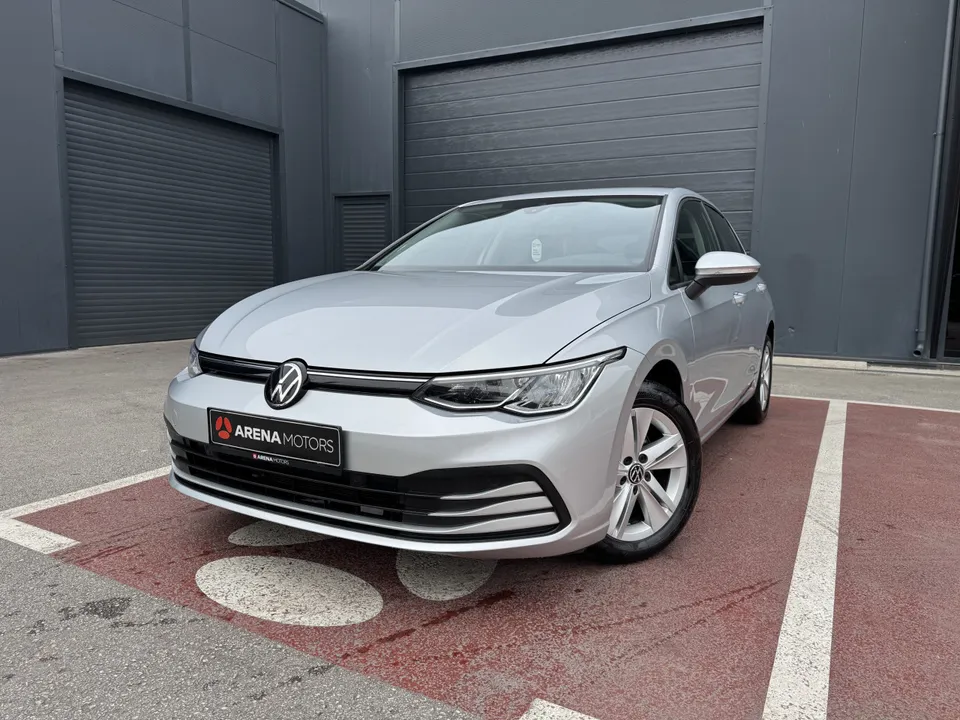 Sivi Volkswagen Golf 8, prednji lijevi ugao s LED farom i alu felgom