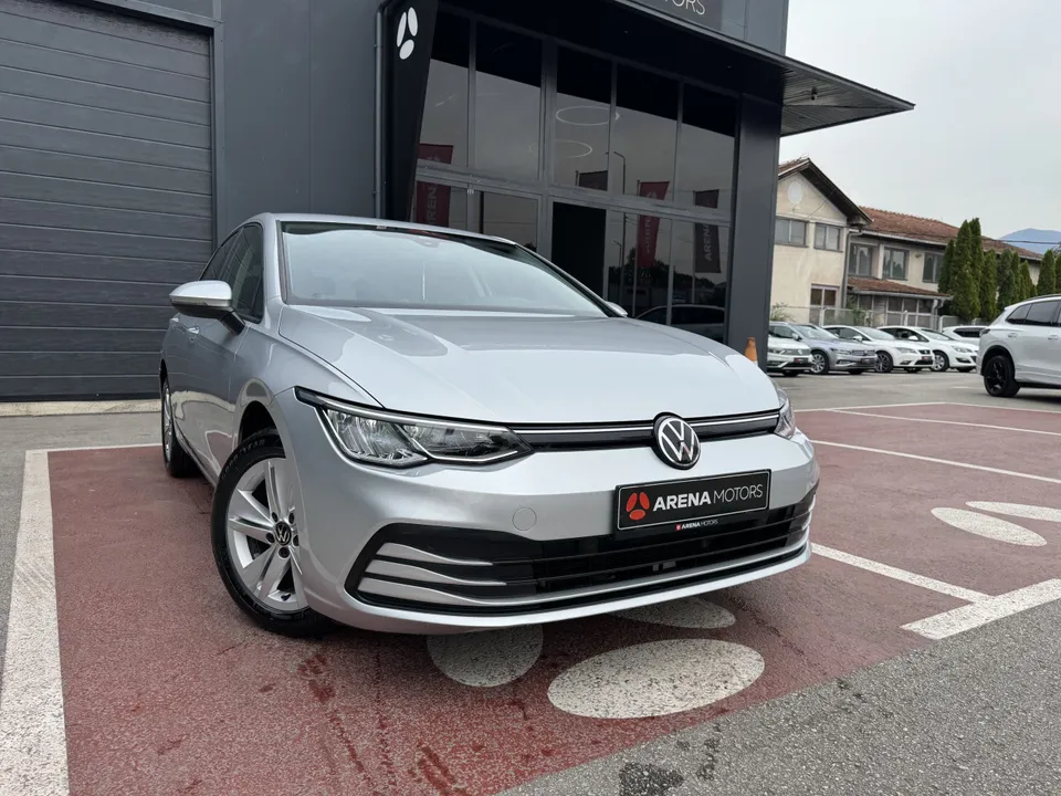 Sivi Volkswagen Golf 8, prednji desni ugao ispred salona