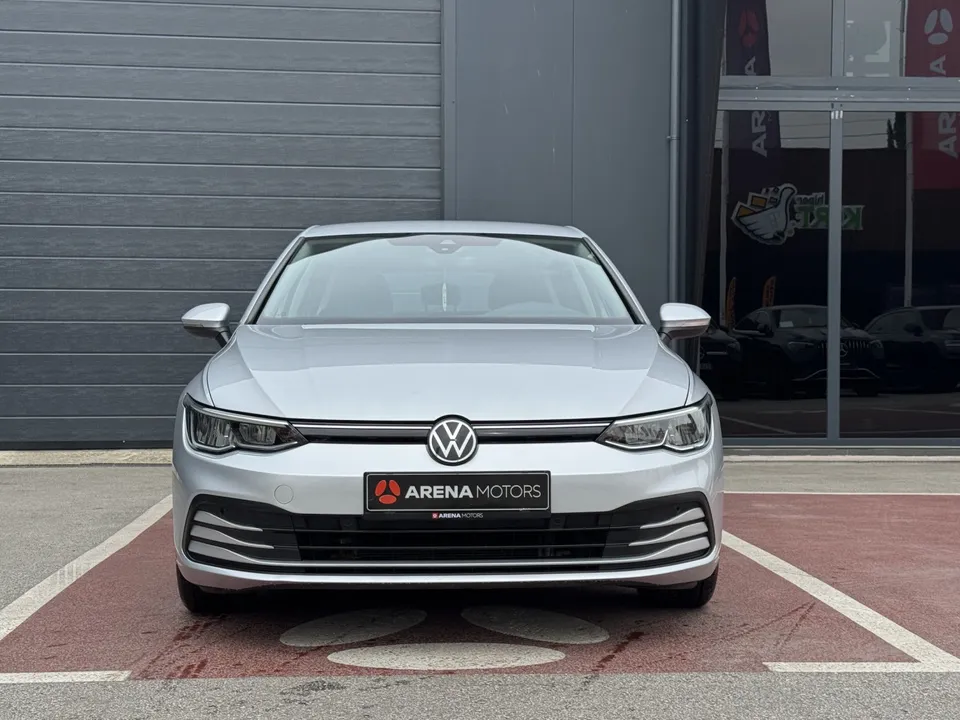 Sivi Volkswagen Golf 8, pogled spreda na masku, VW znak i LED farove