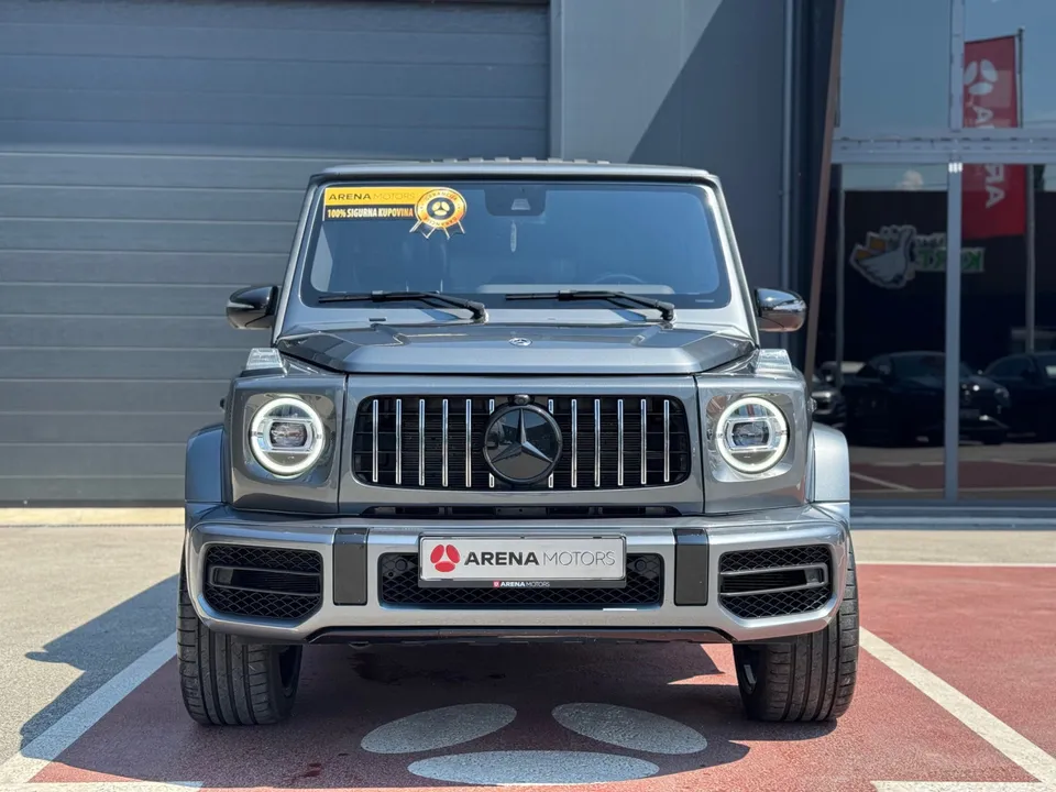 Mercedes-Benz G 350 d AMG, prednja strana sa maskom i okruglim LED farovima, siva boja