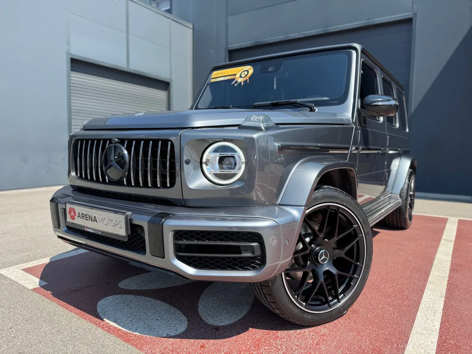 Mercedes-Benz G 350 d AMG, prednji dio izbliza s maskom, LED farom i crnom AMG felgom