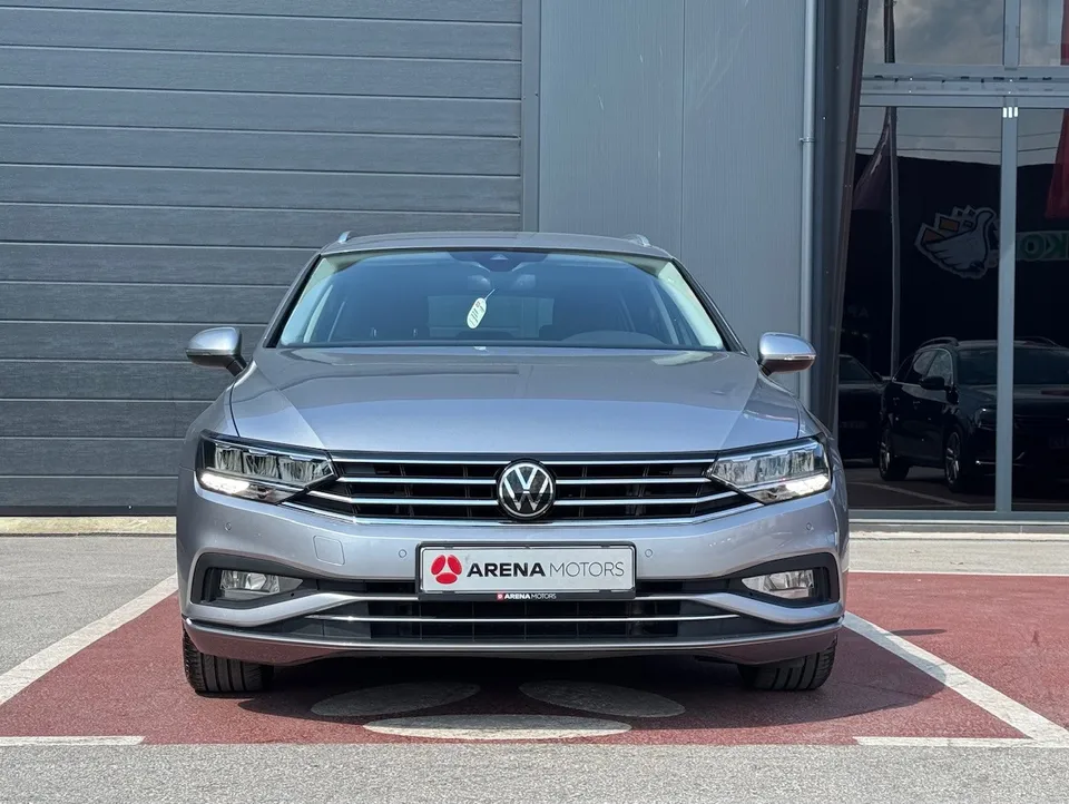 Volkswagen Passat Variant, siva boja, prednji pogled u cijelosti sa VW znakom i LED farovima