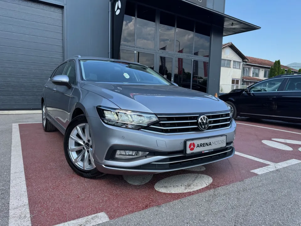 Volkswagen Passat Variant, siva boja, prednja desna strana ispred salona
