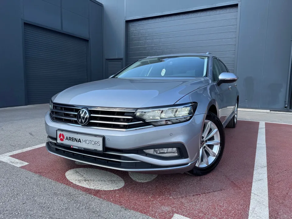 Volkswagen Passat Variant, siva boja, prednji dio sa LED farovima i maskom, ugao odozgo