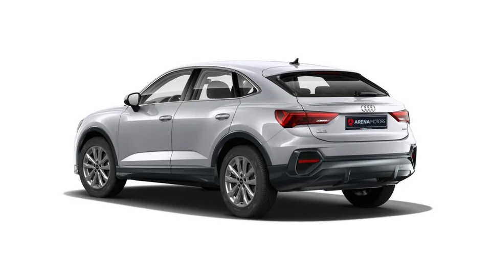 Audi Q3 Sportback, siva boja, pogled straga i sa strane na stražnja svjetla