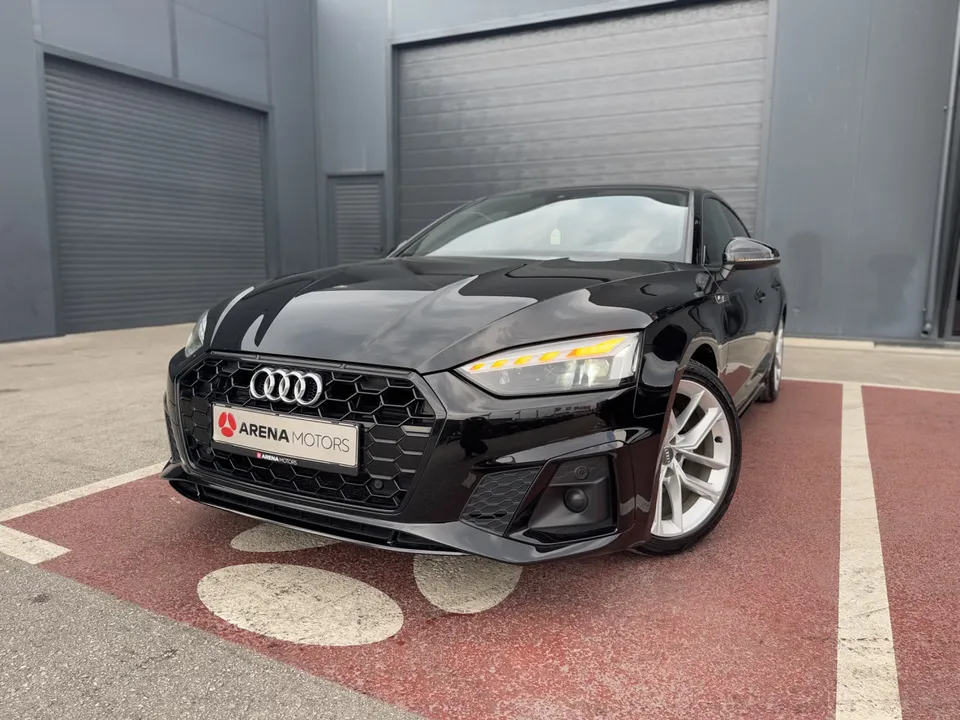 Crni Audi A5 Sportback, prednji lijevi ugao s upaljenim LED farovima