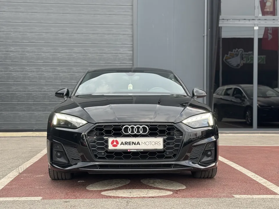 Crni Audi A5 Sportback, pogled direktno sprijeda, maska i prednji farovi