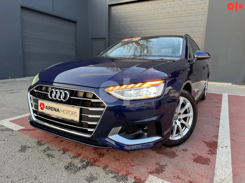 Audi A4 Avant plave boje, prednji dio sa upaljenim LED svjetlima, pogled sa lijeve strane