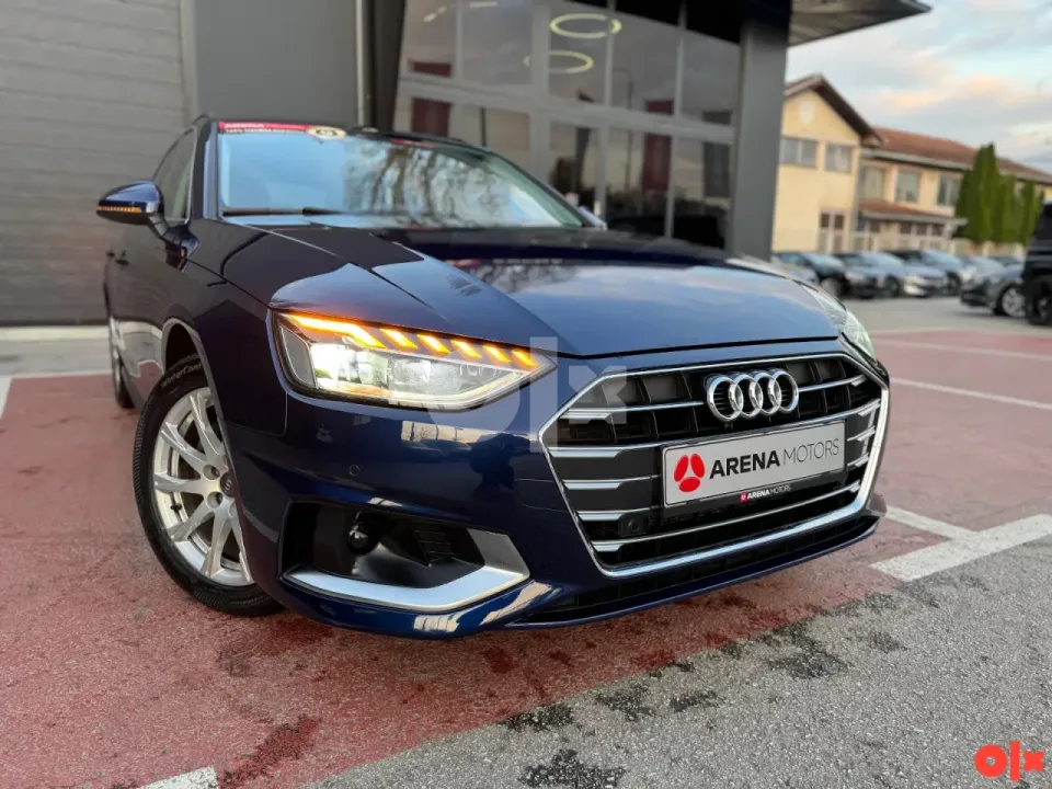 Audi A4 Avant plave boje, prednji lijevi ugao sa upaljenim LED svjetlima
