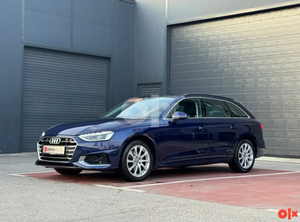 Audi A4 Avant, plavi karavan, prednji lijevi bočni pogled ispred sive hale