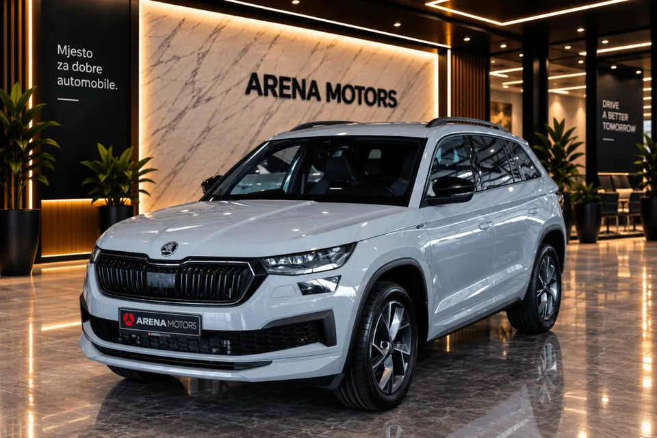 Siva Škoda Kodiaq Sportline, prednji bočni pogled s lijeve strane, u izložbenom prostoru salona